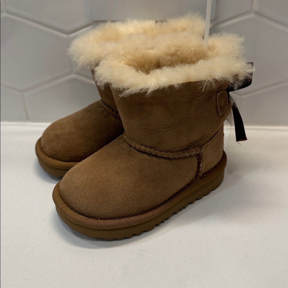 UGG Mini Bailey Bow II Boot for Toddler Girl, size 6